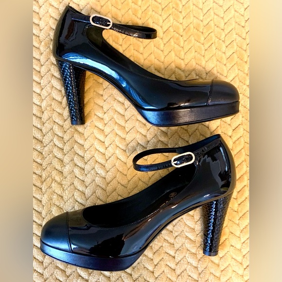CHANEL Black Patent Mary Jane Pump with Scalloped Heel - Picture 5 of 16